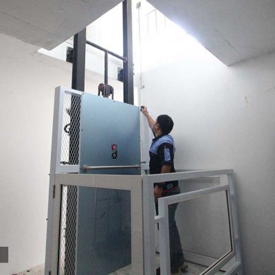 Service ลิฟท์บ้านแบบครึ่งท่อน ที่ โรงแรม Hill Fresco พัทยา