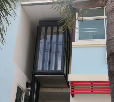 ผลงานการติดตั้งลิฟท์บ้าน 2 ชั้น ประตูเข้าออกได้ 2 ด้าน กรุงเทพฯ (หทัยราษฎร์)