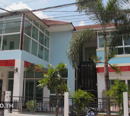 ผลงานการติดตั้งลิฟท์บ้าน 2 ชั้น ประตูเข้าออกได้ 2 ด้าน กรุงเทพฯ (หทัยราษฎร์)